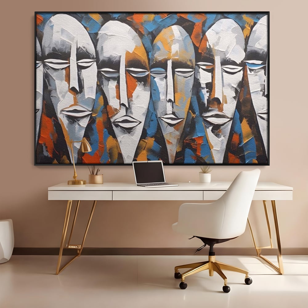 Tablou canvas cu tablou abstract cu masti tribale albe, in rama de aluminiu negru, pe perete intr-un birou